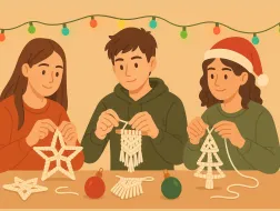 Kafelek - Świąteczna Makrama i Relaks.jpg - Dwie nastolatki i jeden nastolatek tworzący ze sznurków świąteczne makramy w atmosferze świątecznej. W tle wiszą świąteczne lampki i bombki