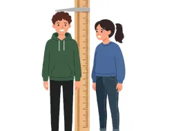 Ilustracja przedstawia dwoje uśmiechniętych nastolatków stojących obok wzrostomierza. Chłopak w zielonej bluzie z kapturem jest mierzony, a dziewczyna w niebieskiej bluzie stoi obok i patrzy na niego. Grafika symbolizuje porównywanie się z innymi, ocenianie siebie oraz temat samooceny i dorastania.