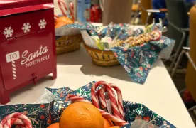 Stół z mandarynkami, cukrowymi laskami i skrzynką na listy do świętego Mikołaja