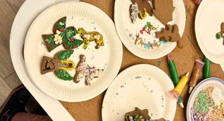 Dzieci dekorujące pierniczki