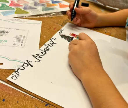 Dzieci piszące listy do świętego Mikołaja