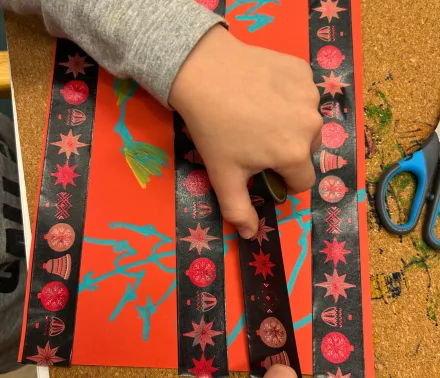 Dzieci dekorujące koperty z listami do świętego Mikołaja