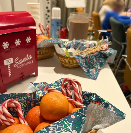 Stół z mandarynkami, cukrowymi laskami i skrzynką na listy do świętego Mikołaja