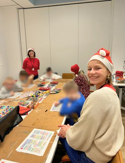 Dzieci odkrywające swoje supermoce pod czujnym i wesołym okiem praktykantek