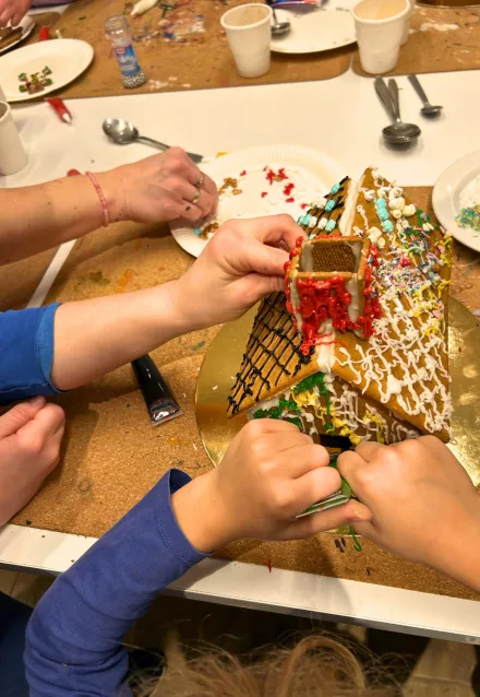 Dzieci dekorujące domki z piernika