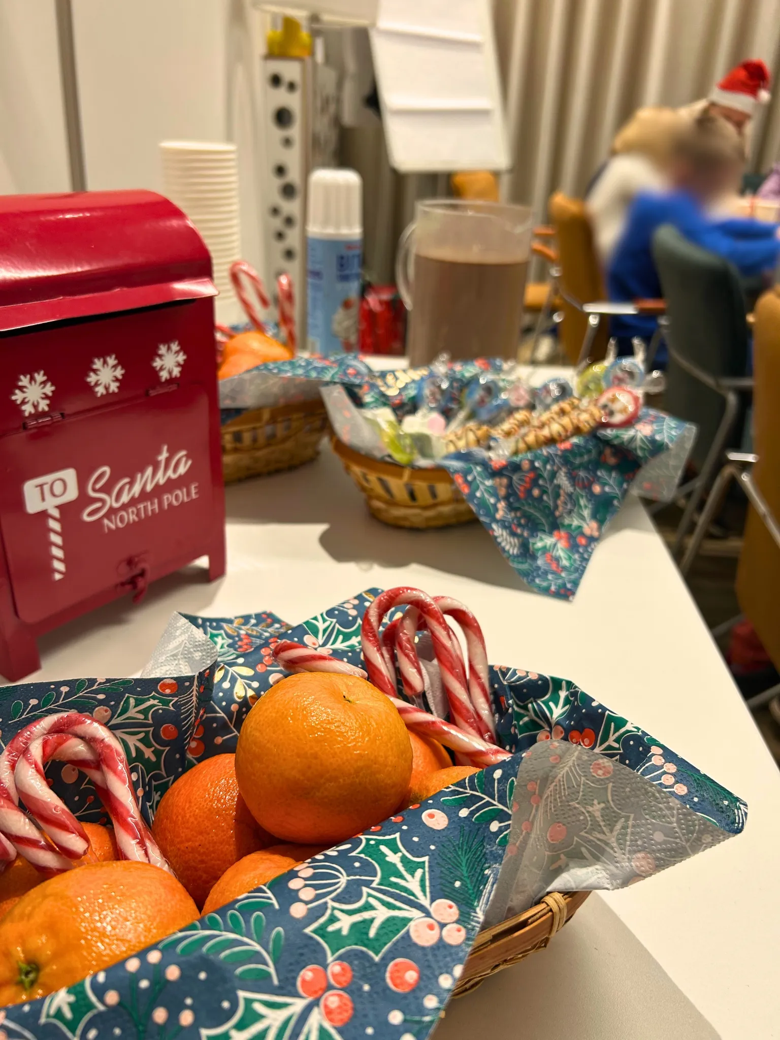 Stół z mandarynkami, cukrowymi laskami i skrzynką na listy do świętego Mikołaja